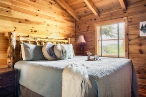 2 bedrooms, free WiFi, bed sheets - Private Modern Log Cabin w/ Beautiful Views + Tub (Gatlinburg)