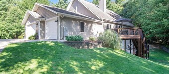 Luxury getaway. 5 BR, 3BA, 3500 sq. Ft., 2 acres. Sleeps16.