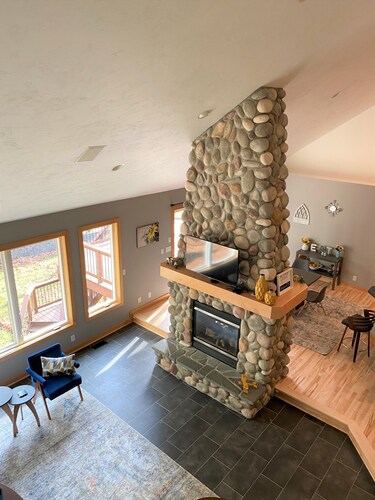 Luxury getaway. 5 BR, 3BA, 3500 sq. Ft., 2 acres. Sleeps16.