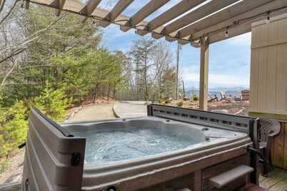 Spectacular Mtn view ☛Hot Tub ☛Fire pit ☛Sleeps 13 ☛