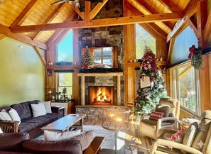 Een televisie en een open haard