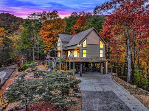Spectacular Mtn view ☛Hot Tub ☛Fire pit ☛Sleeps 13 ☛