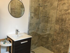 Shower, hair dryer, towels, soap - Pretty cottage with enclosed patio and private hot tub with stunning veiws (, West Yorkshire)