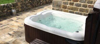 Pretty cottage with enclosed patio and private hot tub with stunning veiws