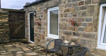 Pretty cottage with enclosed patio and private hot tub with stunning veiws