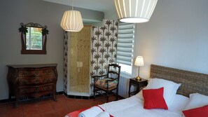 2 soverom, skrivebord, strykejern/-brett og reiseseng for barn