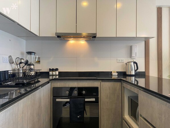 Apartment (403) | Eigene Küche | Kühlschrank, Mikrowelle, Herdplatte, Wasserkocher