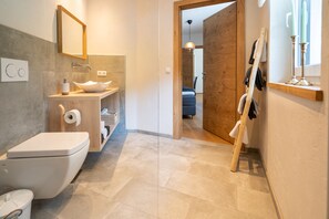 Comfort Apartment (excl. 92€ cleaning fee) | Bathroom | Hair dryer, towels, toilet paper - Mountain Living Apartments - Ski-In & Ski-Out (See)