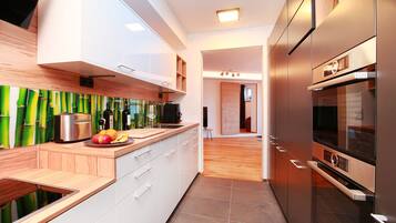 Exklusiv lägenhet (excl. 138€ cleaning fee) | Eget kök | Kylskåp, ugn, spishäll och diskmaskin