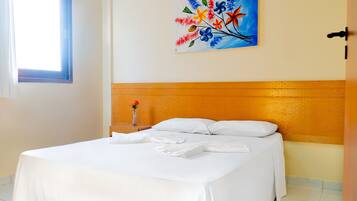Suíte família, 2 quartos, cozinha americana, vista para o pátio | Escrivaninha, Wi-Fi de cortesia, roupa de cama
