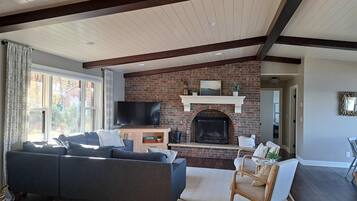 TV, lareira, DVD player, livros