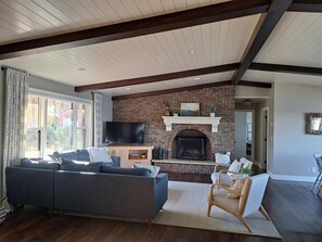 Fernseher, Kamin, DVD-Player, Bücher