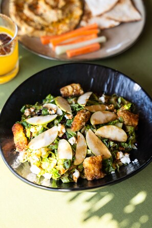 Se sirven desayunos y cocina internacional, con vista a la playa