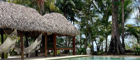 Een buitenzwembad, gratis zwembadcabana's en ligstoelen