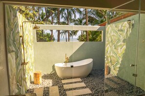Junior Studio Suite, Beach View | Bathroom | Eco-friendly toiletries, hair dryer, bathrobes, towels - Catalina's Hideaway (Hicaco)
