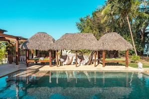 Una piscina al aire libre, camas de piscina gratis