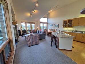 Living area - Snowcreek Resort Vacation Rentals 988 Fairway Circle (Mammoth Lakes)