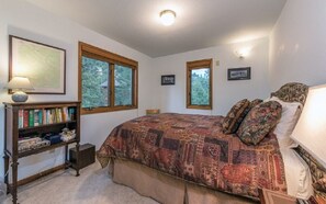 3 habitaciones, tabla de planchar con plancha y cuna de viaje 