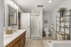 Bathroom - Happy Place by Five Star Properties (Hilton Head Island)