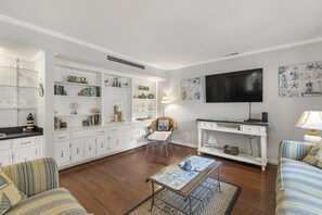 Condo, 2 Bedrooms | Living room