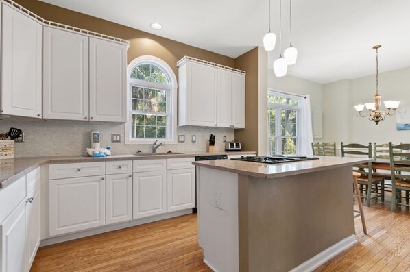 House, 5 Bedrooms | Private kitchen