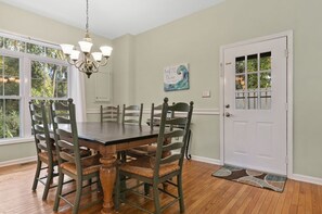 Dining - Emerald Escape by Five Star Properties (Hilton Head Island)