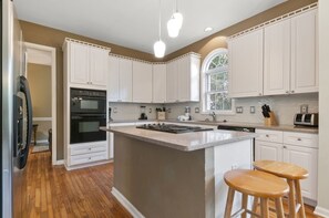 House, 5 Bedrooms | Private kitchen