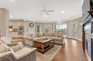 House, 6 Bedrooms | Living room