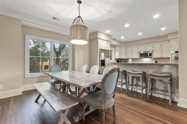 House, 6 Bedrooms | Dining