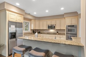 House, 6 Bedrooms | Private kitchen