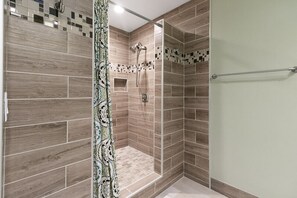 Condo, 2 quartos | Banheiro
