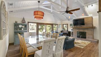 House, 6 Bedrooms | Living room