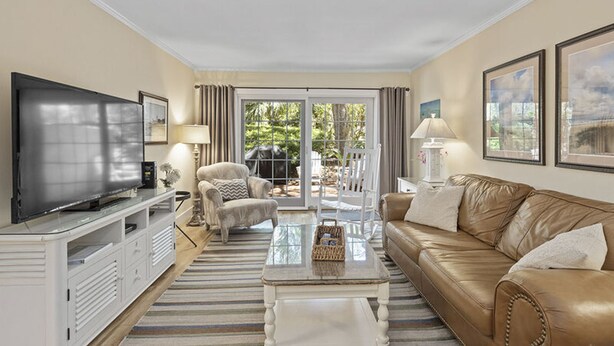 Living room - Heart of the Harbour by Five Star Properties (Hilton Head Island)
