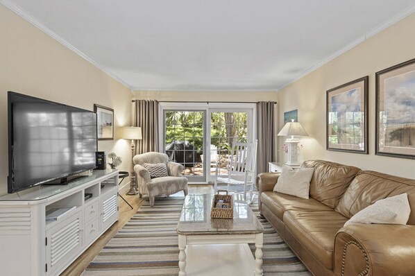 Condo, 3 Bedrooms | Ruang tamu