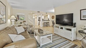 Living room - Heart of the Harbour by Five Star Properties (Hilton Head Island)