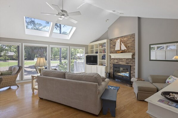 Huis, 3 slaapkamers | Woonkamer | Een flatscreentelevisie