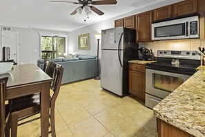 Condo, 2 Bedrooms | Dapur peribadi | Peti sejuk, ketuhar gelombang mikro, dapur, mesin basuh pinggan mangkuk