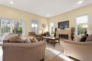 House, 5 Bedrooms | Living room