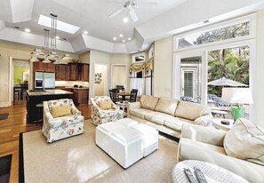 House, 5 Bedrooms | Living room | Flat-screen TV