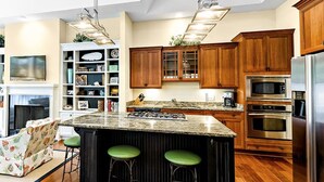 House, 5 Bedrooms | Private kitchen | Fridge, microwave, stovetop, dishwasher - Su Casa by Five Star Properties (Hilton Head Island)