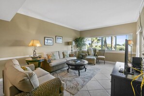 Condo, 2 chambres | Salle de séjour | Téléviseur à écran plat