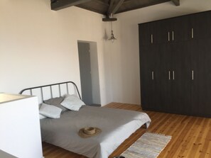 3 bedrooms, WiFi, bed sheets