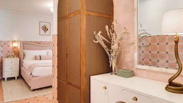 Suíte (Louise) | Roupas de cama premium, frigobar, cofres nos quartos, cortinas blackout