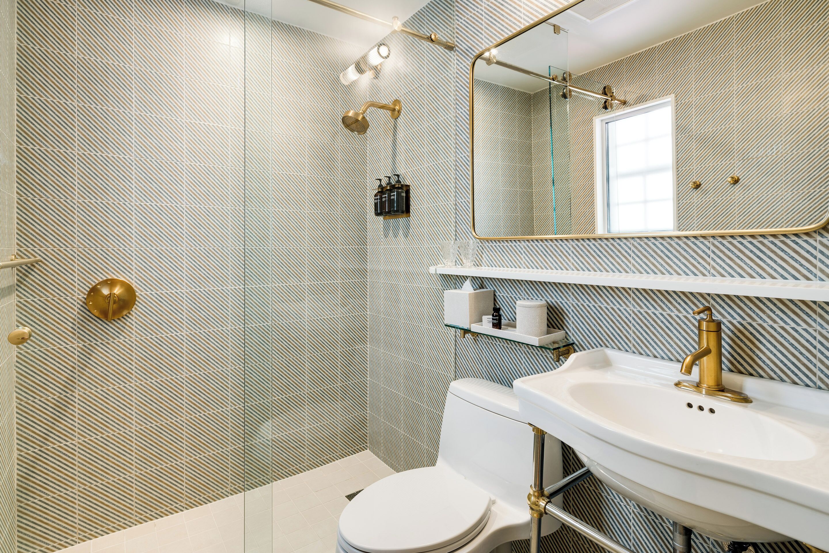 suite (louise) | bathroom | bathrobes, slippers, towels