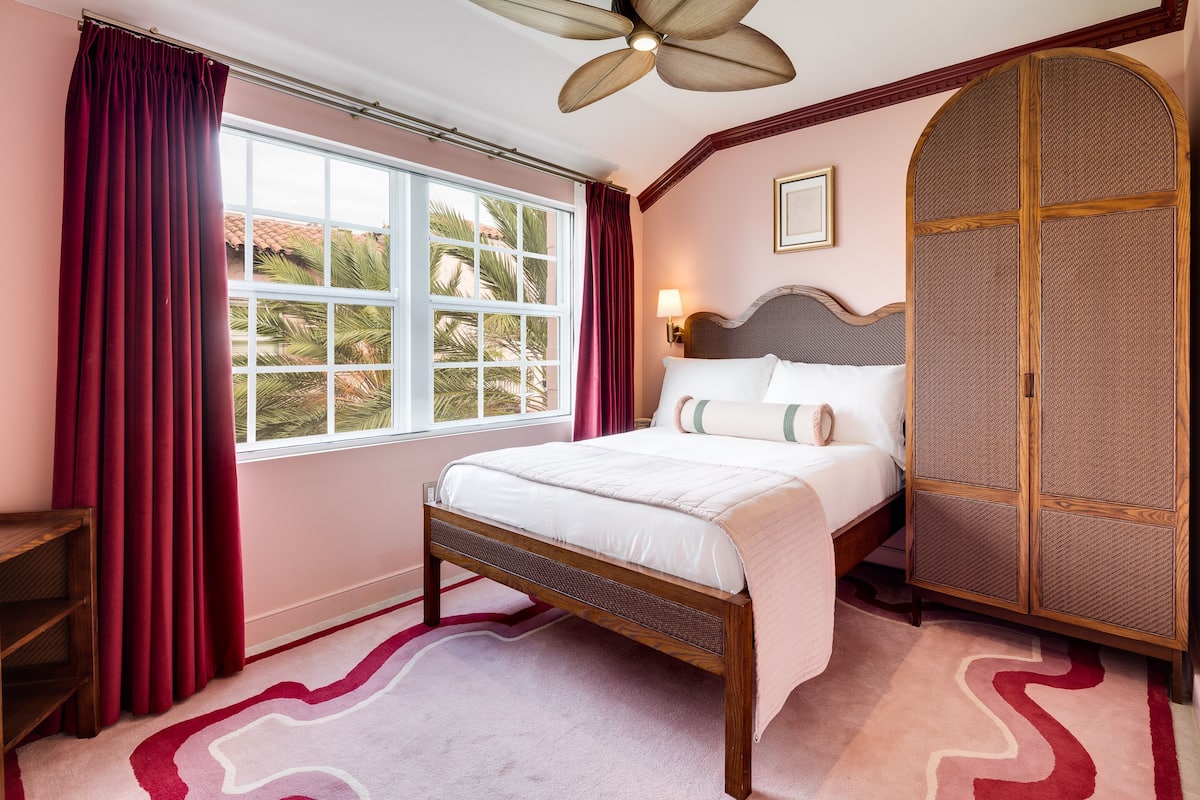 Camera Superior, 1 letto queen | Biancheria da letto di alta qualità, minibar, una cassaforte in camera