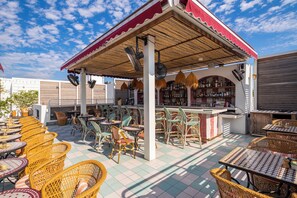 Bar junto a la alberca