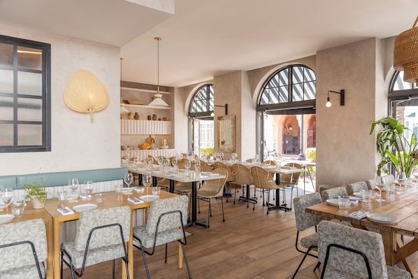4 restaurantes; se sirven desayunos, comidas, cenas y brunch
