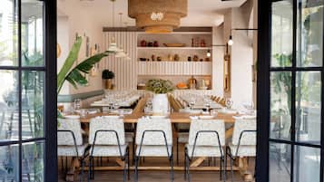 4 restaurantes, se sirven desayunos, comidas y cocina latinoamericana