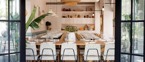4 restaurantes, se sirven desayunos, comidas y cocina latinoamericana