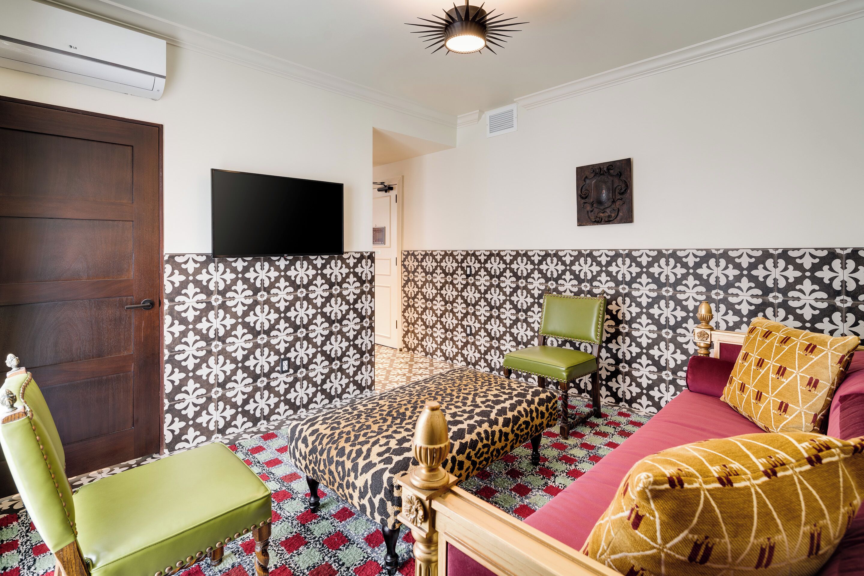 suite (matanza) | living area | 43-inch smart tv with digital channels, tv, tablet